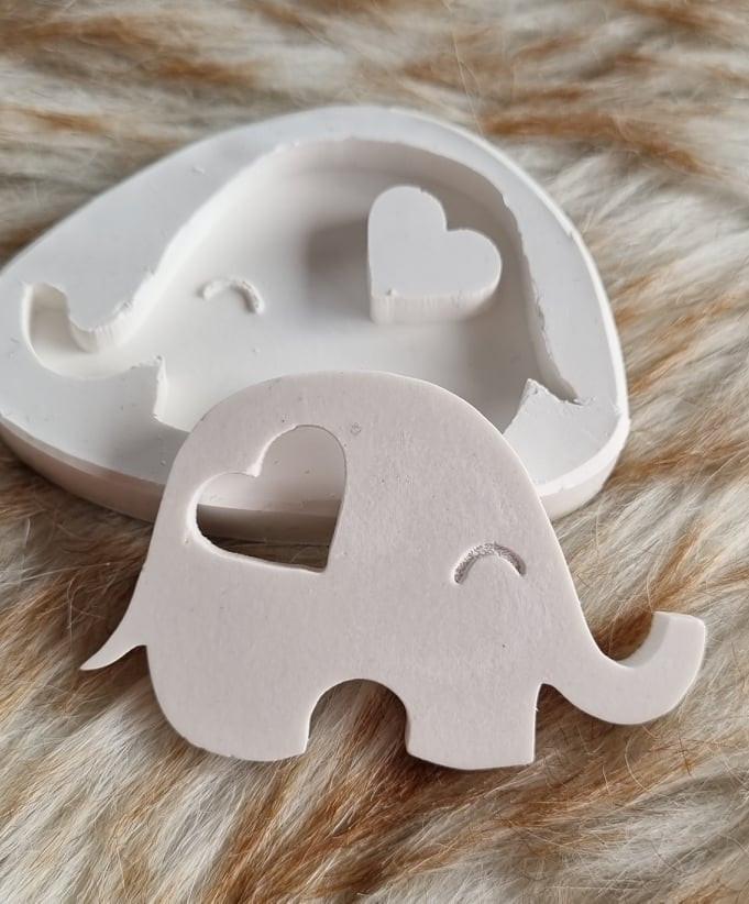 Molde de silicone em forma de elefante com recorte de coração, cor branca