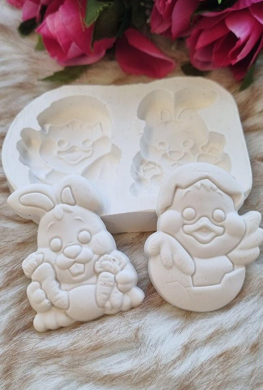 Molde duplo de Páscoa branco com dois coelhos em baixo-relevo