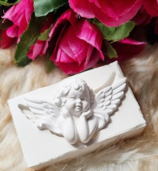 Anjo decorativo branco com asas abertas em peça de resina, para moldar