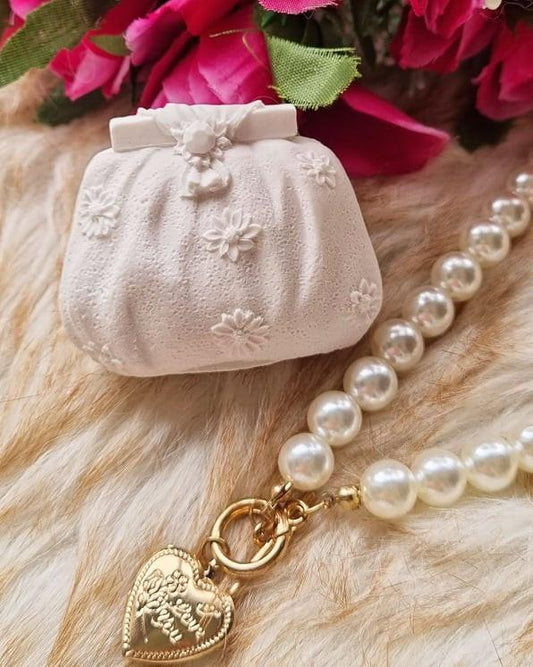 Bolsa pequena creme com flores 3D em relevo e alça curta
