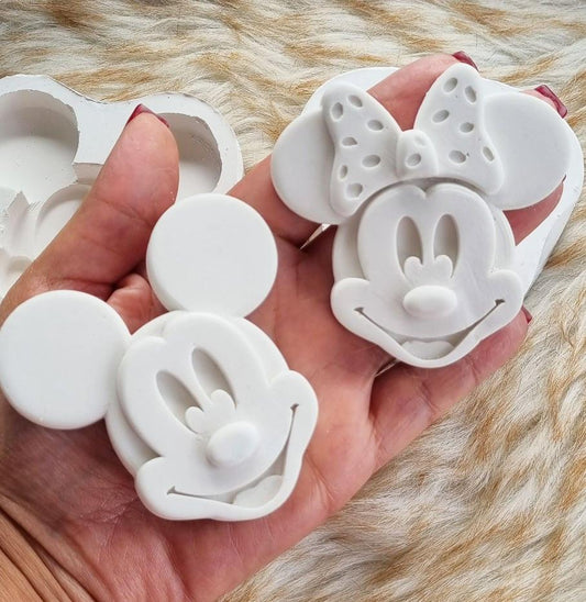 Molde de silicone branco em forma de cabeça do Mickey, segurado na mão