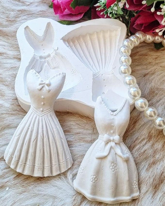 Molde duplo de vestidos brancos, dois modelos com laço e botões