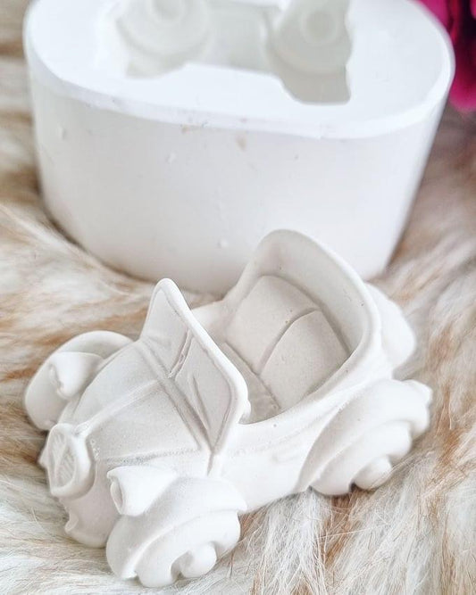Molde 3D em silicone branco, em forma de Fusca, com cavidade e detalhes frontais