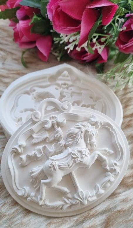 Molde oval de cavalo em relevo, branco, com padrão ornamental