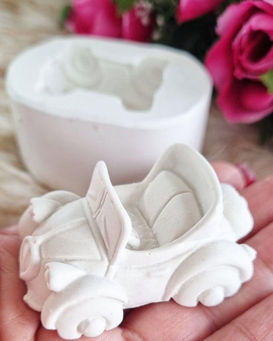 Molde 3D em silicone branco, forma de Fusca, com carro detalhado para verter