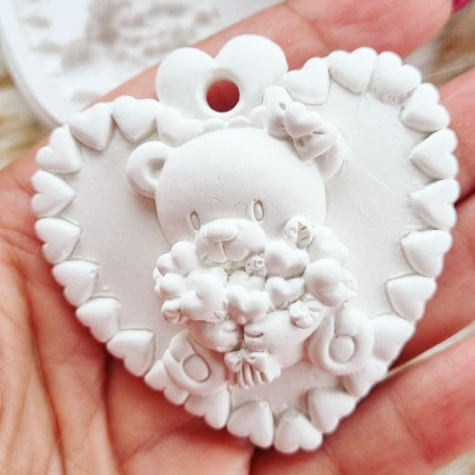 Coração decorativo em branco com ursinho e ramos, com pormenores em relevo
