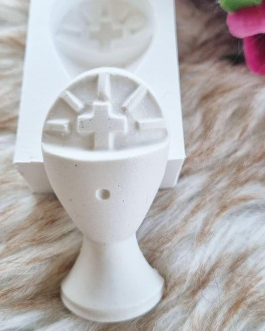 Molde de cálice branco com relevo e base em forma de gota