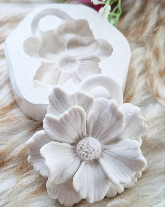 Molde de flor branco com argola, pétalas em relevo e flor central