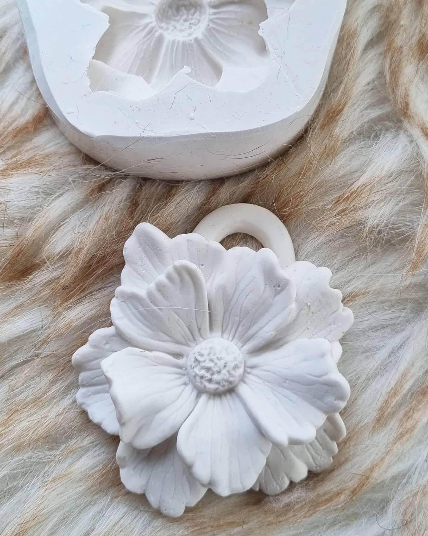 Molde de flor branco com argola, flor grande e detalhes no centro