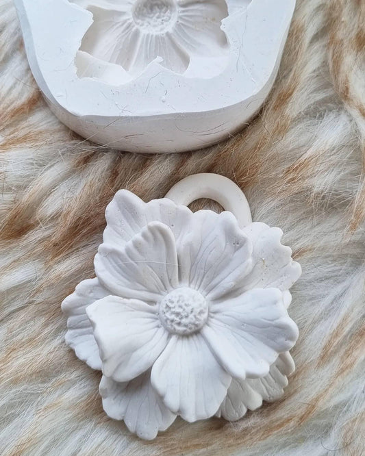 Molde de flor branco com argola, flor grande e detalhes no centro