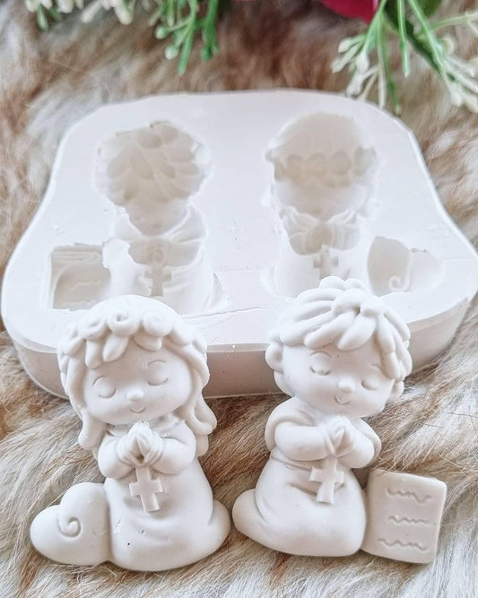 Molde duplo de silicone com dois bonecos criança, motivos cruz e livro em relevo