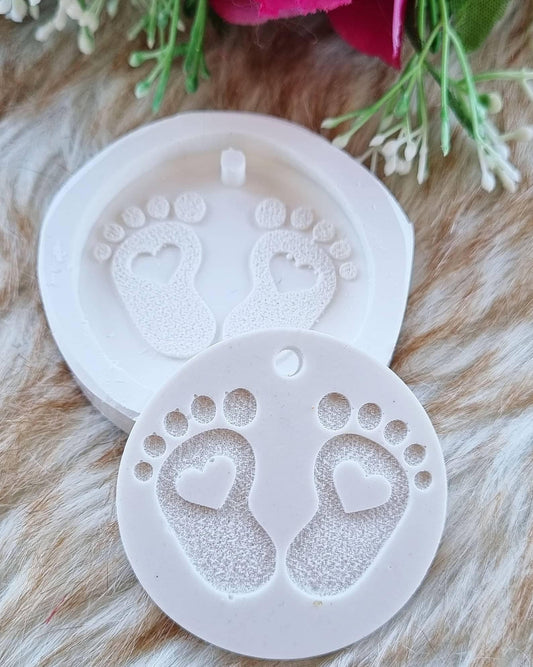 Molde redondo branco com pezinhos em relevo e marca central circular