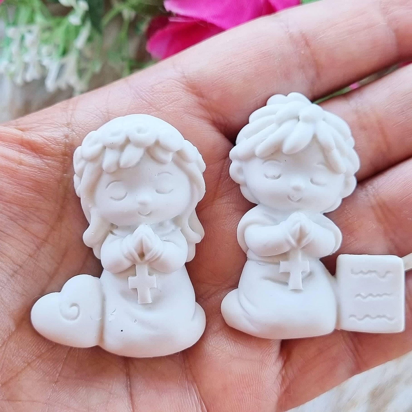 Molde duplo com figuras de menino e menina em relevo, com cruz e coração
