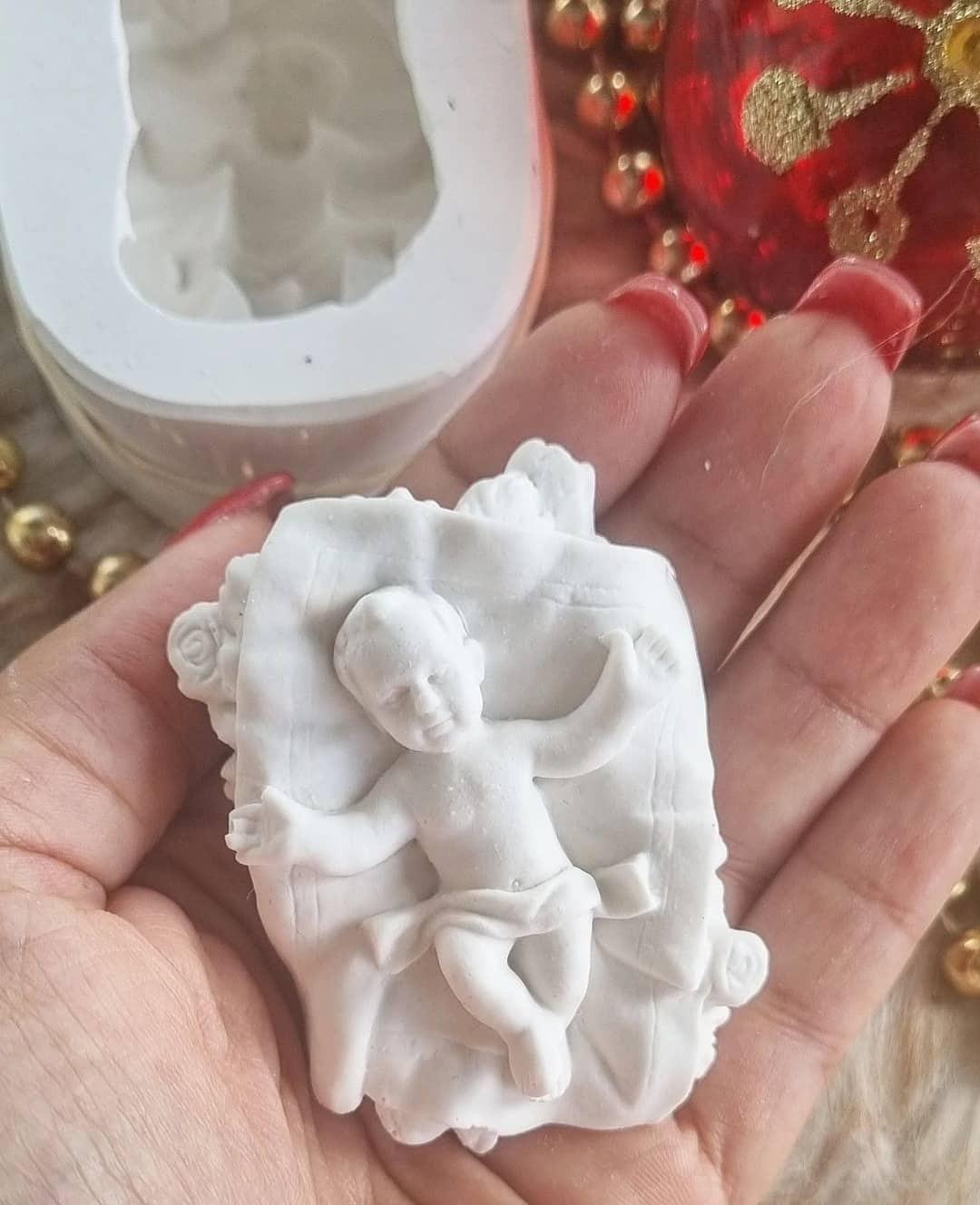 Figura em relevo de menino Jesus para molde, pequena, branco, segurada na mão
