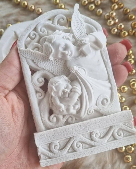 Molde decorativo em relevo com anjo da guarda e bebé, visto em mão, branco