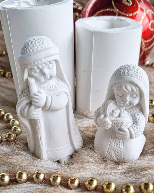 Moldes brancos com figuras de José, Maria e Jesus, incluindo molde cilíndrico