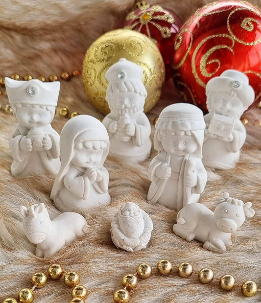 Figuras do presépio em moldes brancos: Reis Magos e animais, com detalhes