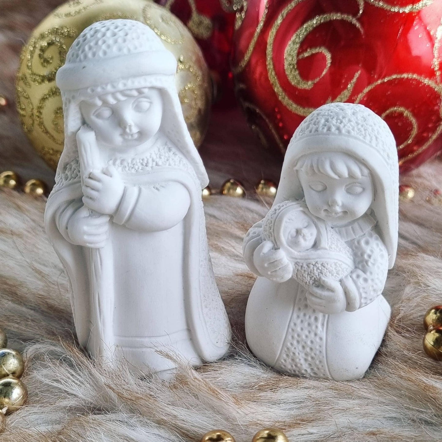Par de moldes brancos: José com Jesus e Maria com Jesus, em relevo