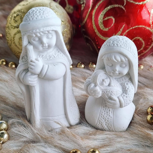 Par de moldes brancos: José com Jesus e Maria com Jesus, em relevo