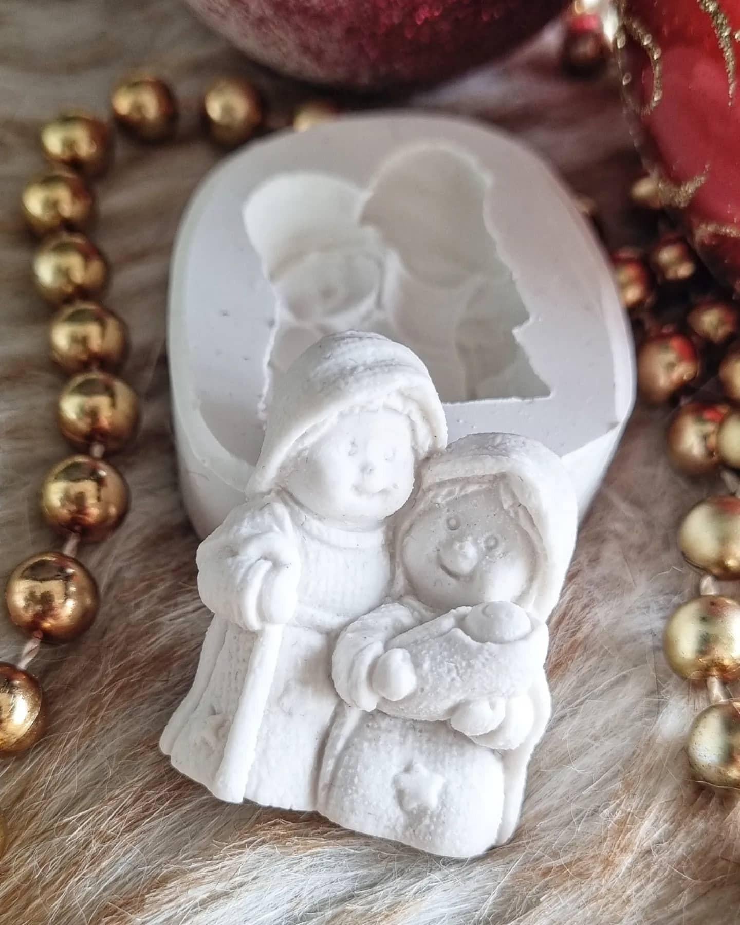 Molde de silicone branco com figura do presépio a segurar um bebé, em vista geral