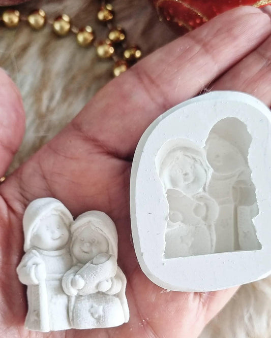 Molde de silicone branco em forma de presépio, com duas figuras e um bebé