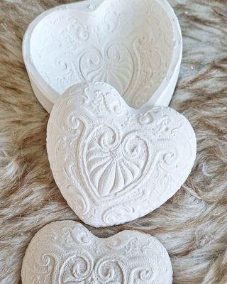 Molde de coração branco com relevos decorativos de cornucópias e flores, conjunto de 3