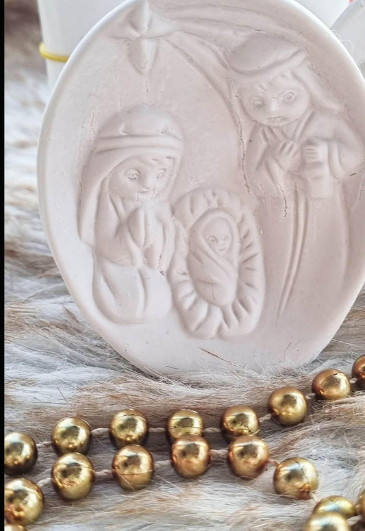 Molde circular de presépio 3D com relevo de Maria, José e manjedoura em branco