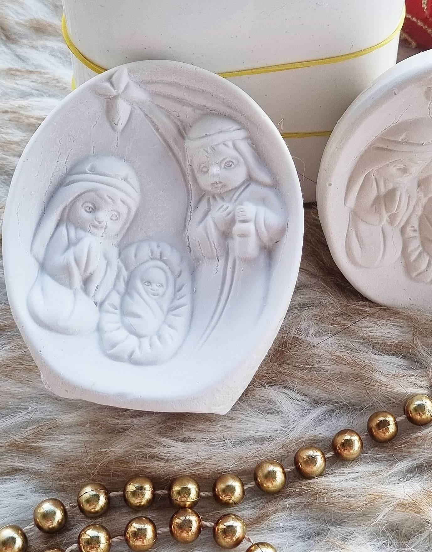 Par de moldes de presépio 3D arredondados, relevo branco com figuras, sobre tecido