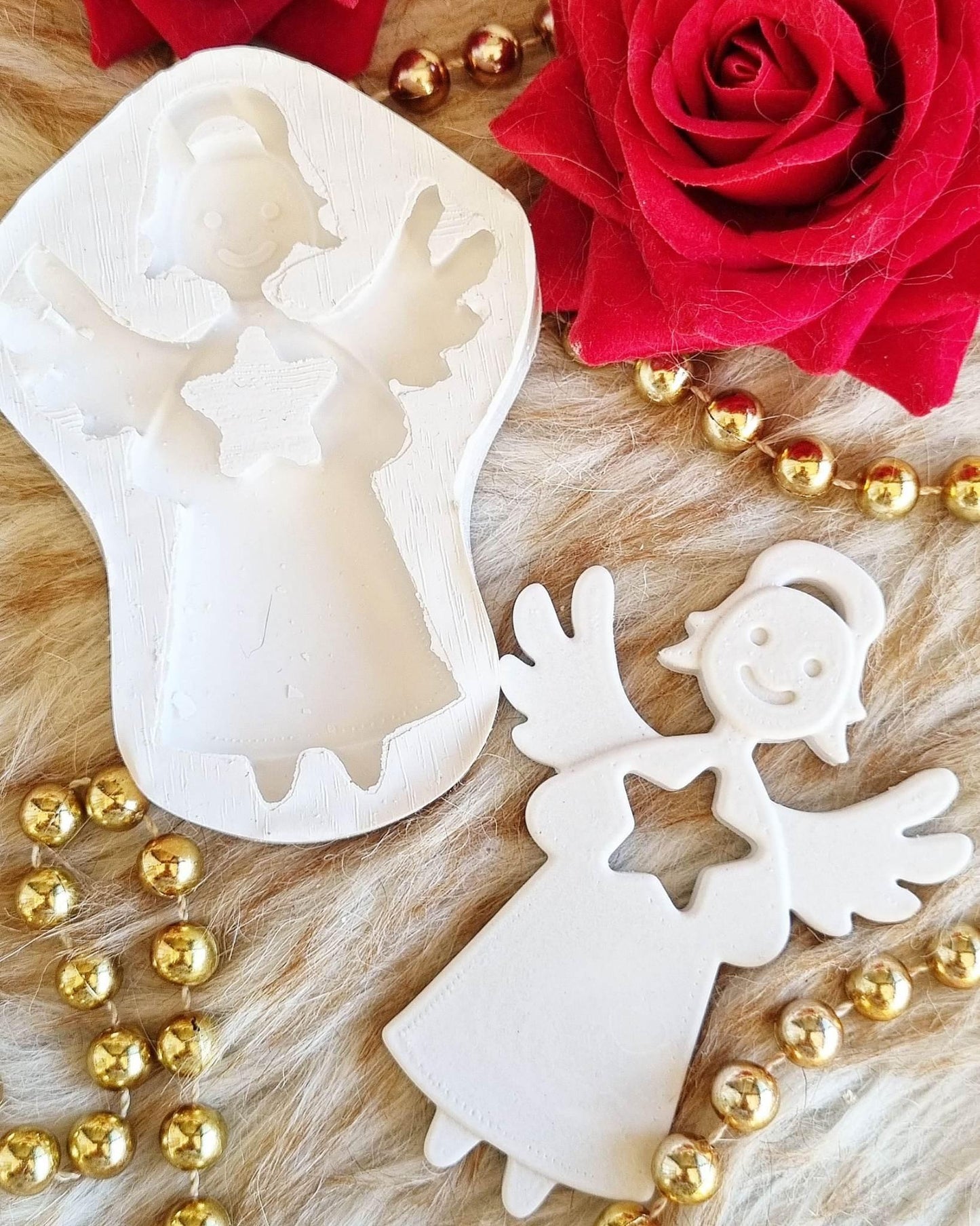 Molde branco em forma de anjo e estrela, com peça grande e detalhe pequeno