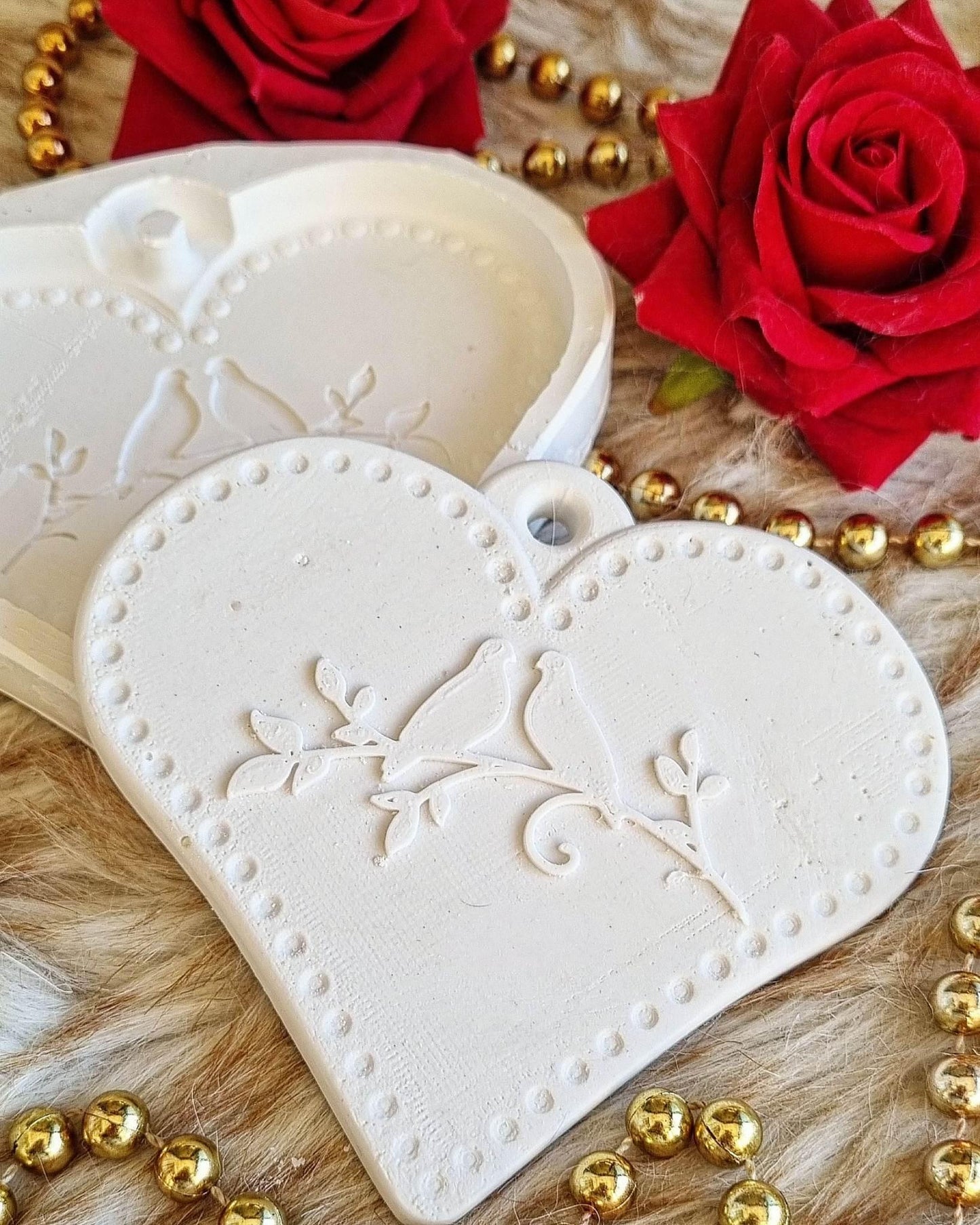 Molde de coração branco com pássaros em relevo e ornamentos decorativos