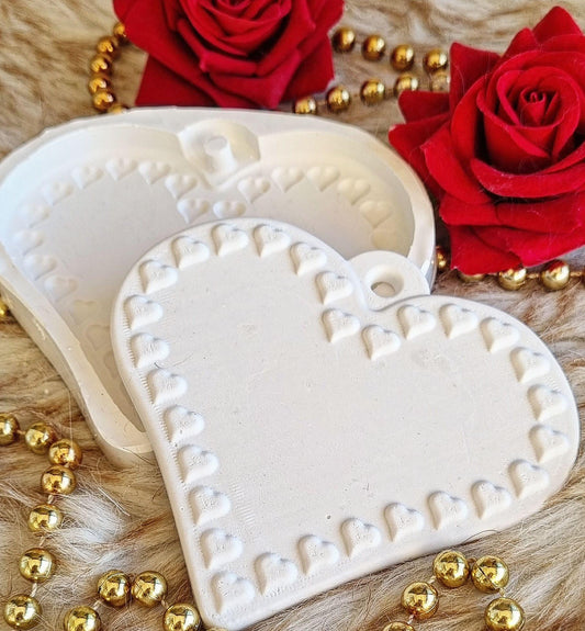 Molde em forma de coração grande branco, com relevo decorativo