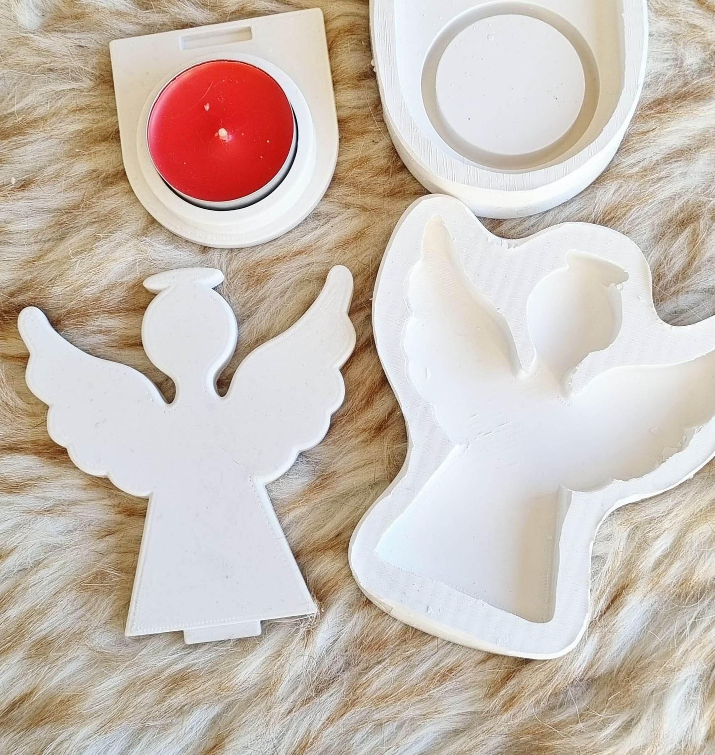 Suporte de anjo branco com vela vermelha e peça circular
