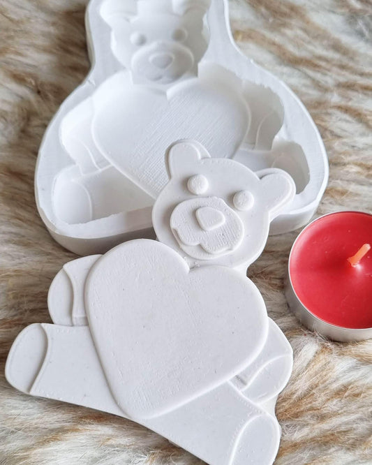 Moldes em branco de urso com coração, em formato 2D, com pormenores em relevo.