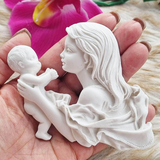 Figura branca de mãe com bebé ao colo, mãos e cabelo detalhados