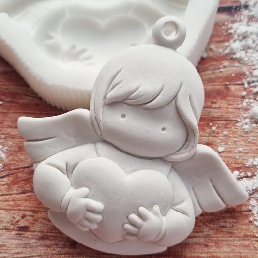 Molde de anjo branco com argola, a debruçar-se sobre um coração