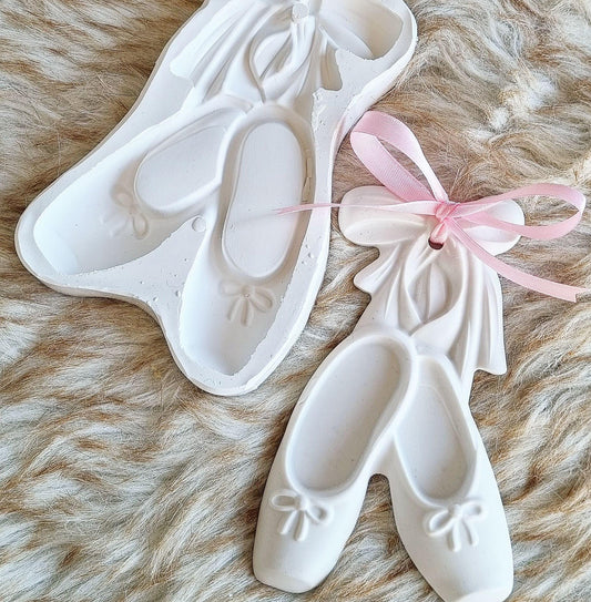 Molde de sapatilhas de ballet brancas com fitas cor-de-rosa e laço na ponta