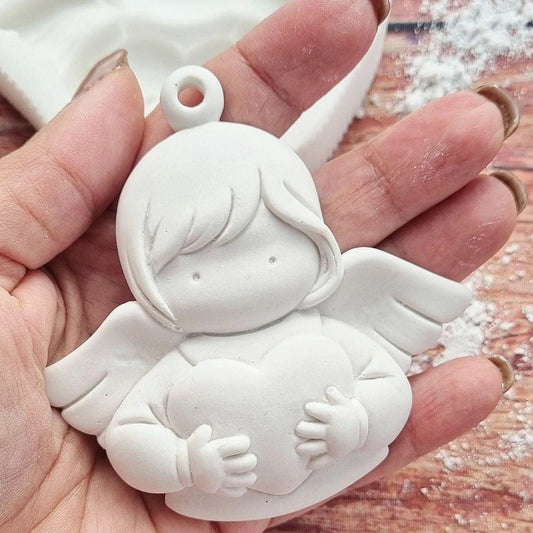 Molde de anjo branco com coração e argola, segurando o coração com as mãos
