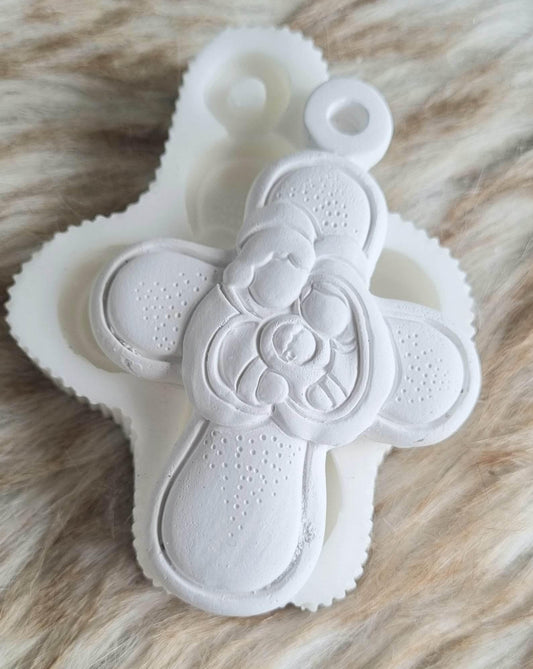 Molde de cruz em relevo branco com argola e pormenor central floral