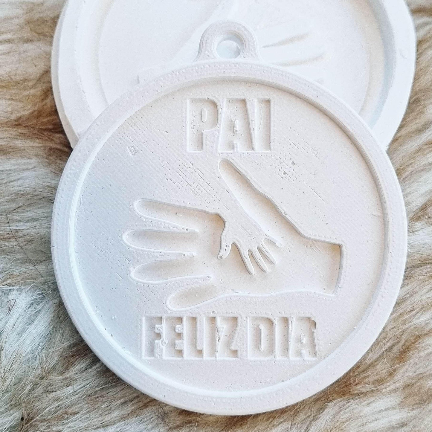 Molde circular branco com relevo Pai Feliz e desenho de mãos e coração