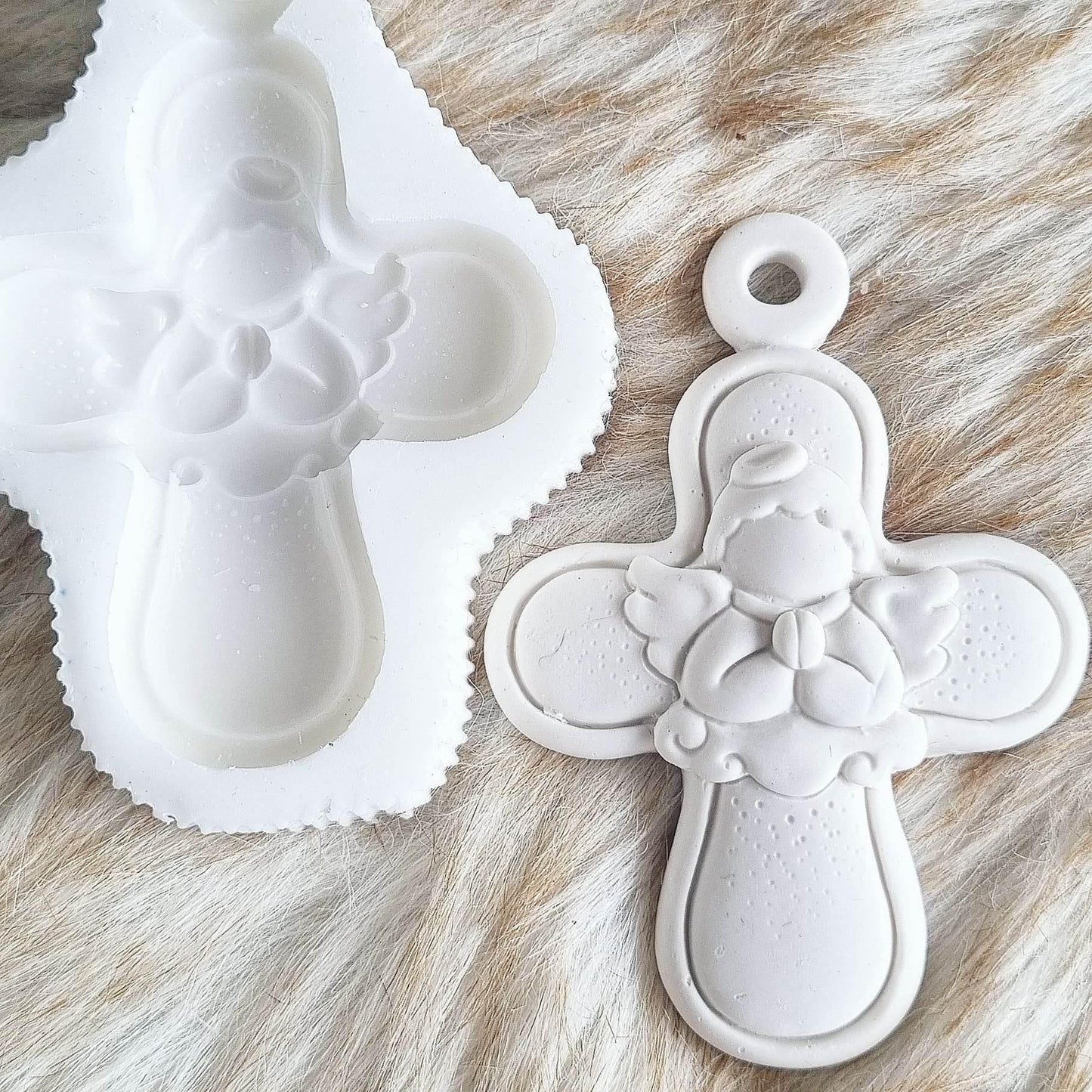 Molde de cruz de anjo branco com argola e motivos de coração em relevo