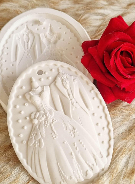 Molde oval de casal noivos em relevo, com furo e bolinhas decorativas