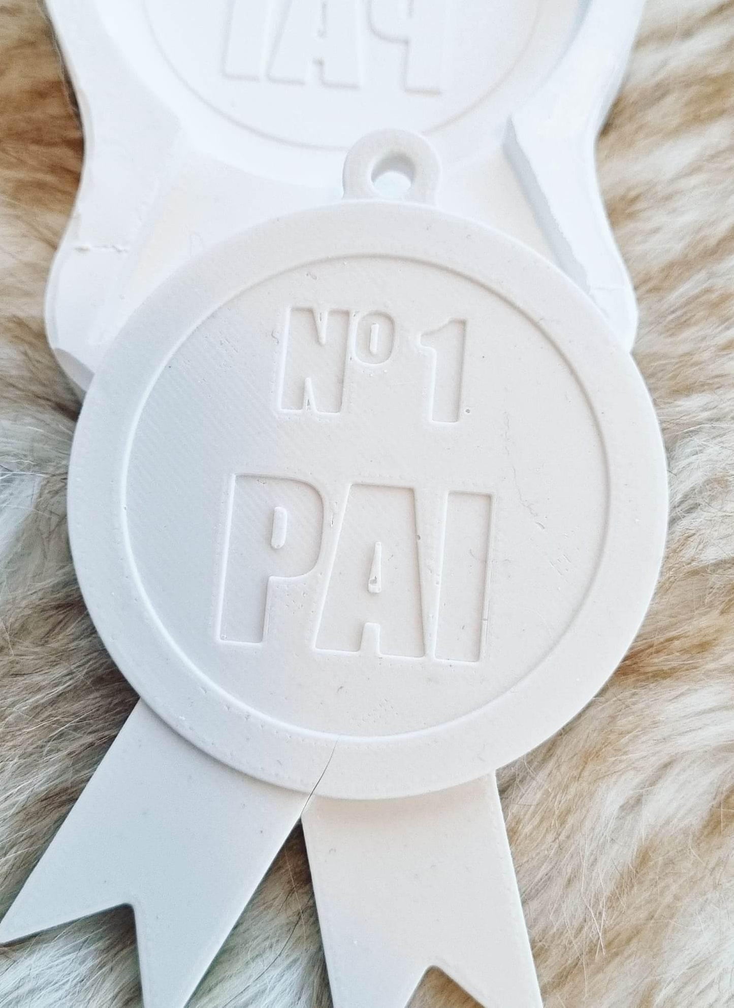 Molde de medalha em forma de estrela, branco, com letras em relevo 'NO PAI'.