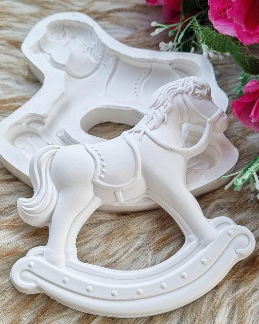Molde de cavalinho branco com detalhes em relevo e baloiço