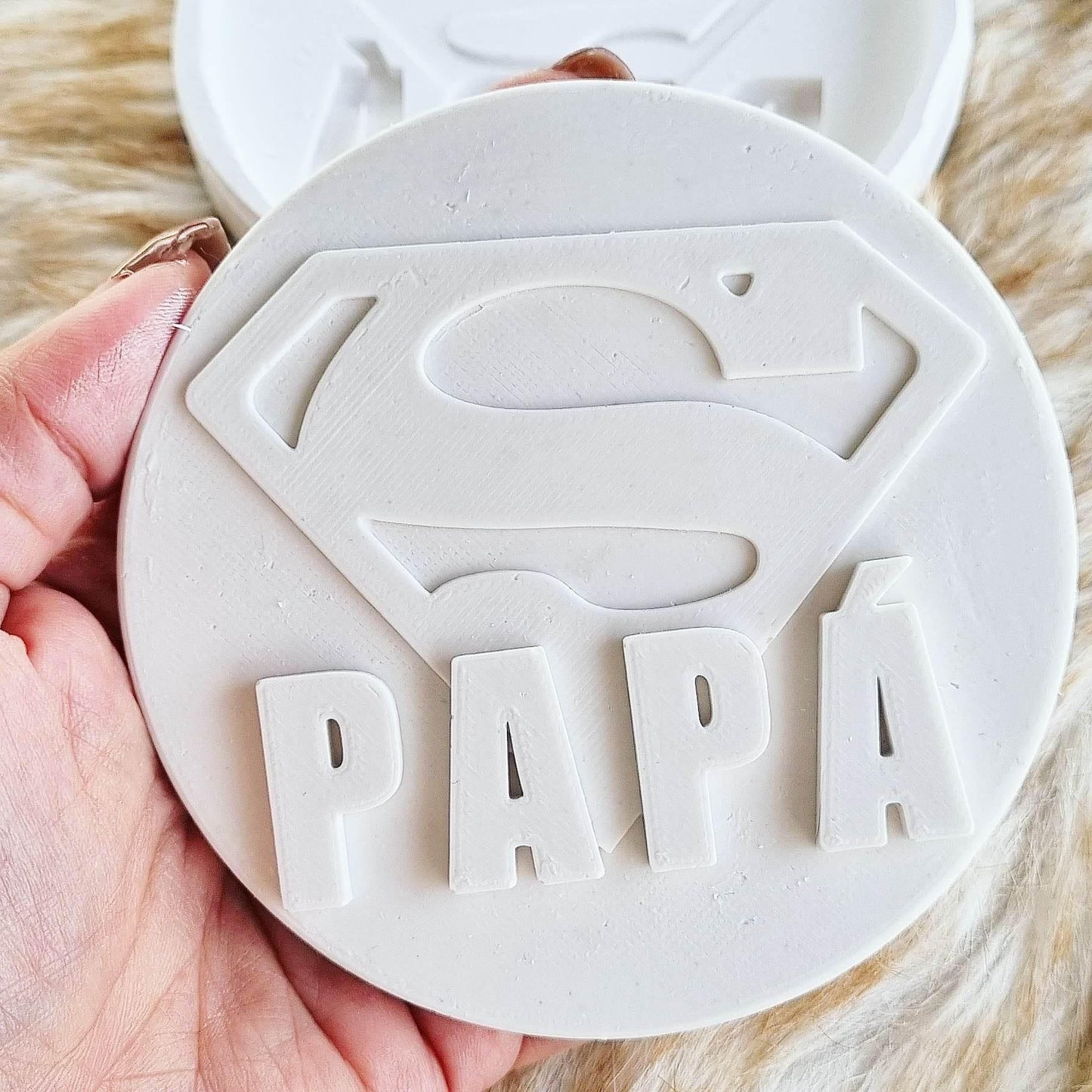 Molde circular branco com relevo de medalha PAPA e símbolo no centro
