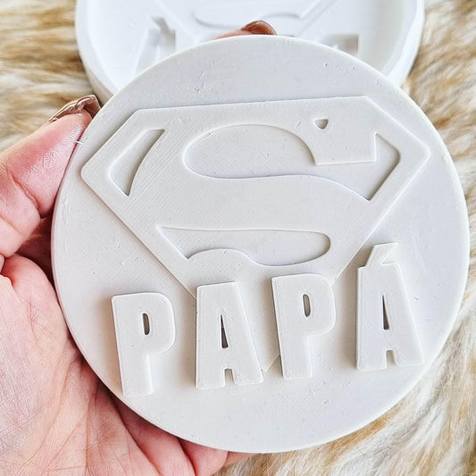 Molde circular branco com relevo de medalha PAPA e símbolo no centro