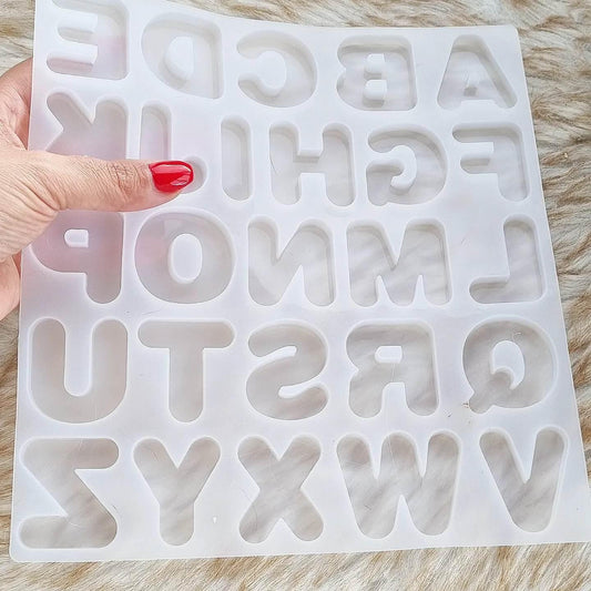 Molde de letras em silicone branco, com cavidades para letras A-Z, placa quadrada