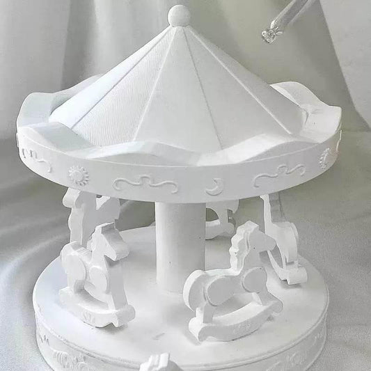 Molde de carrossel branco com base circular e figuras de cavalos