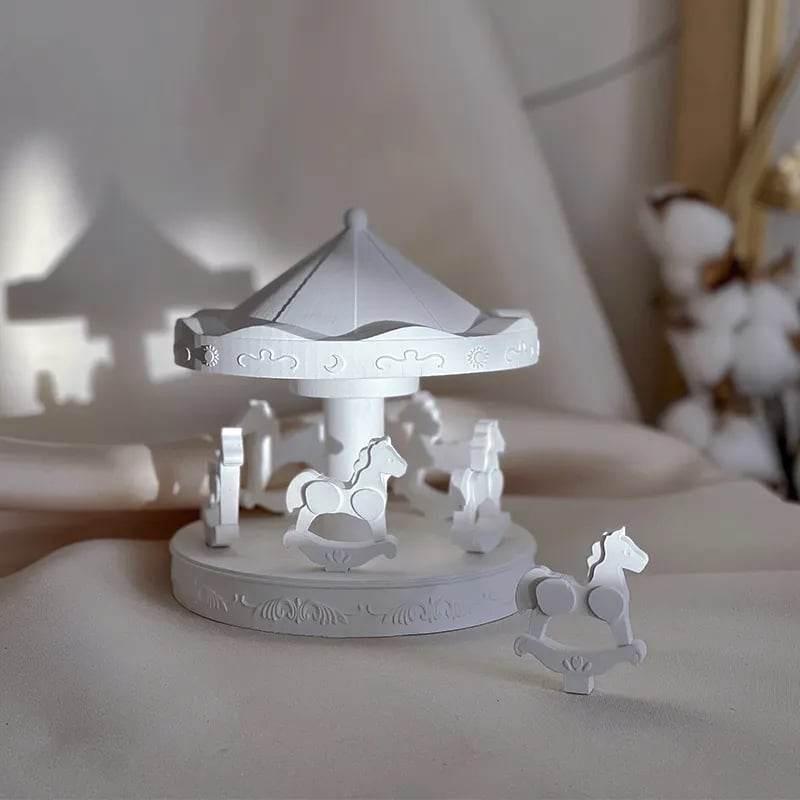 Molde de carrossel branco com base e figuras de cavalos em carrossel