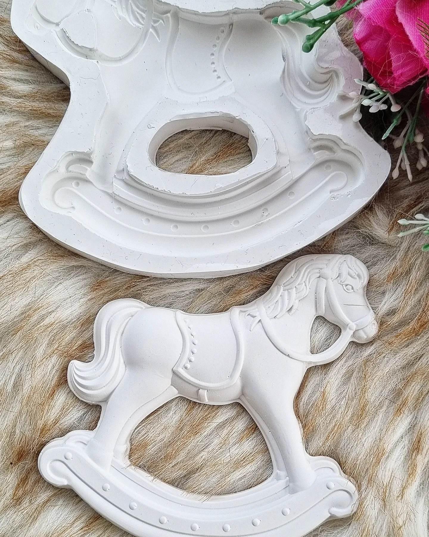 Molde de cavalinho branco com base e cavalo em relevo, contorno decorativo
