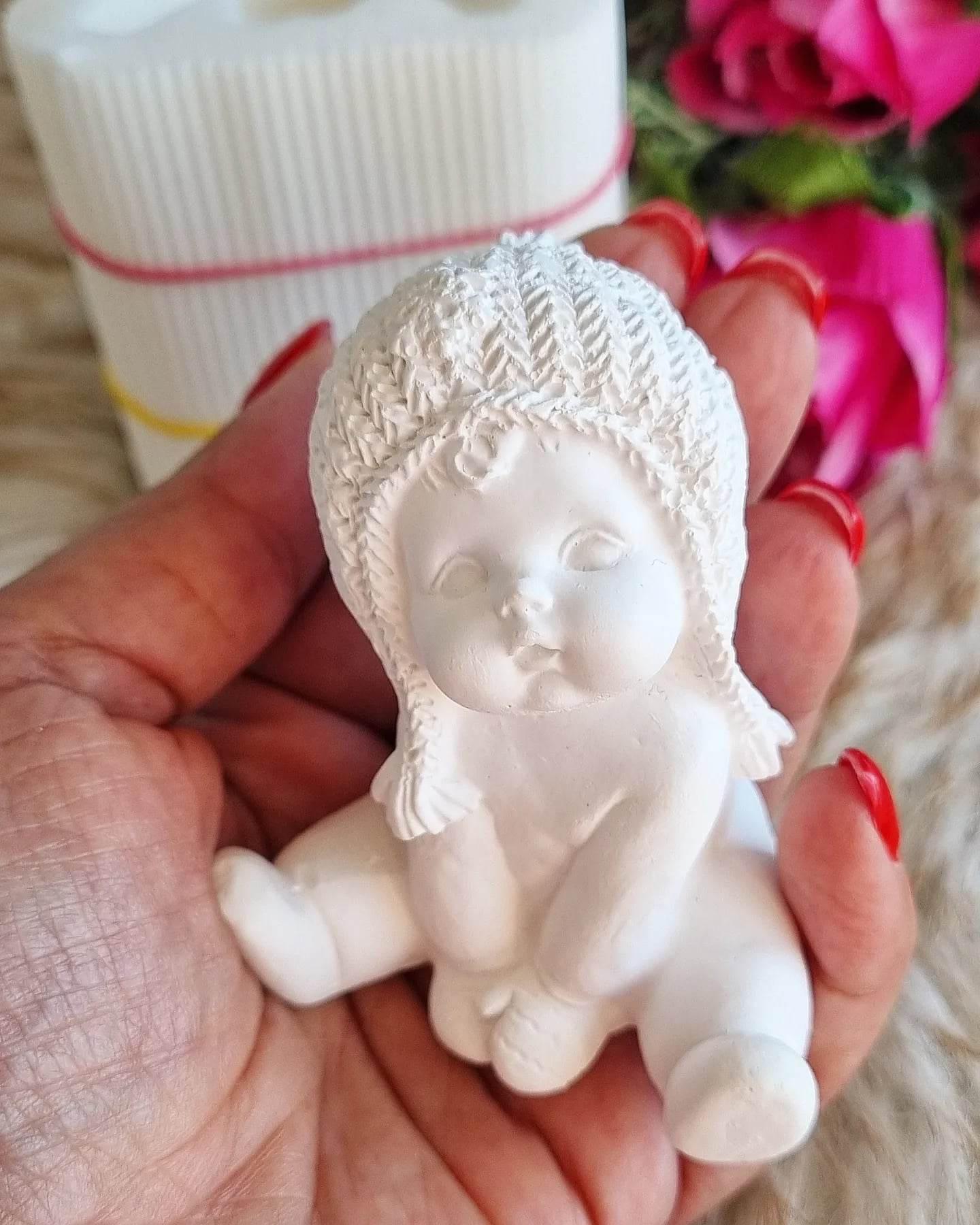 Molde de bebé com gorro 3D branco, figura em relevo na mão